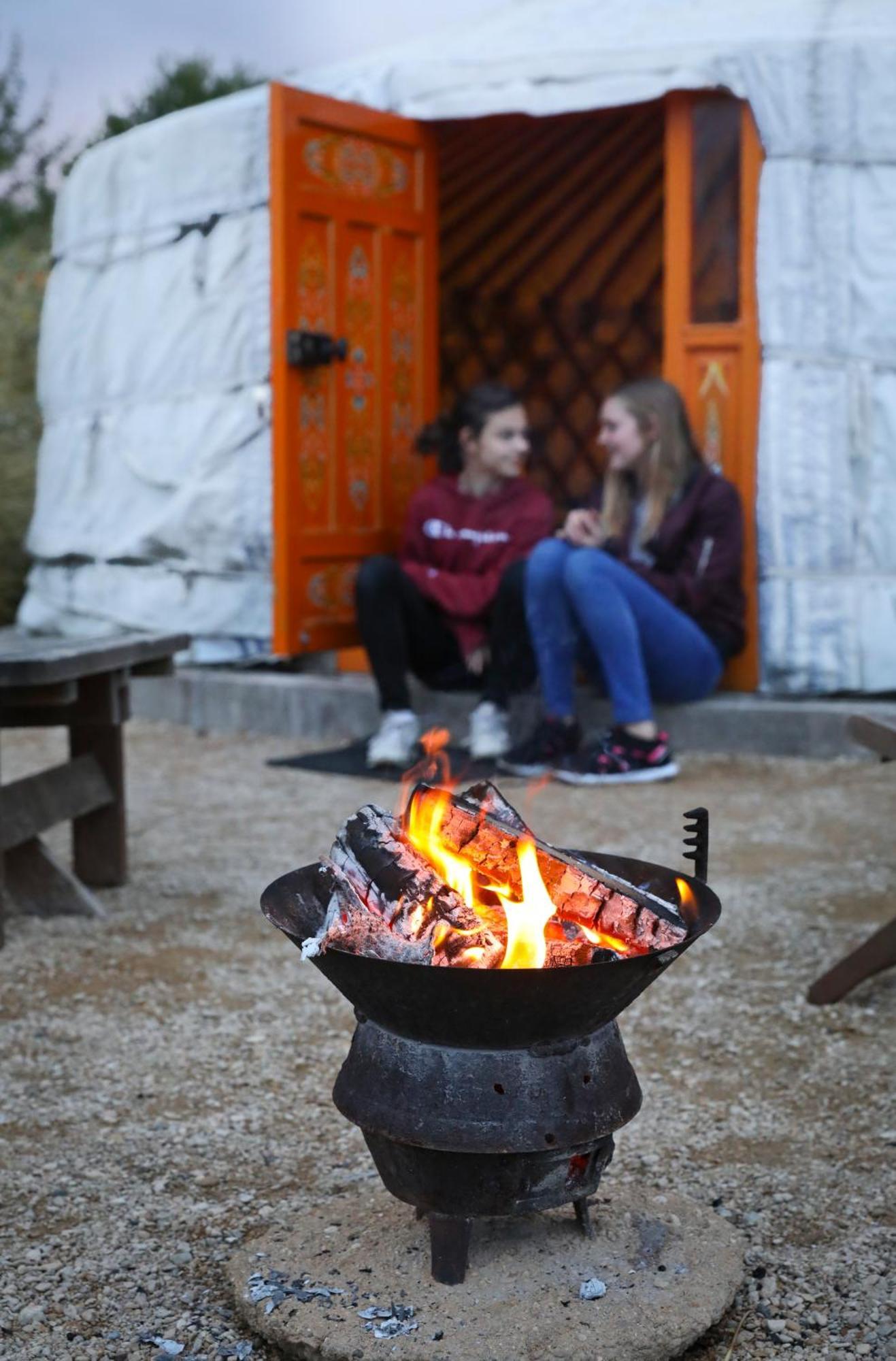 Caalm Camp Hotel Stour Provost Bagian luar foto